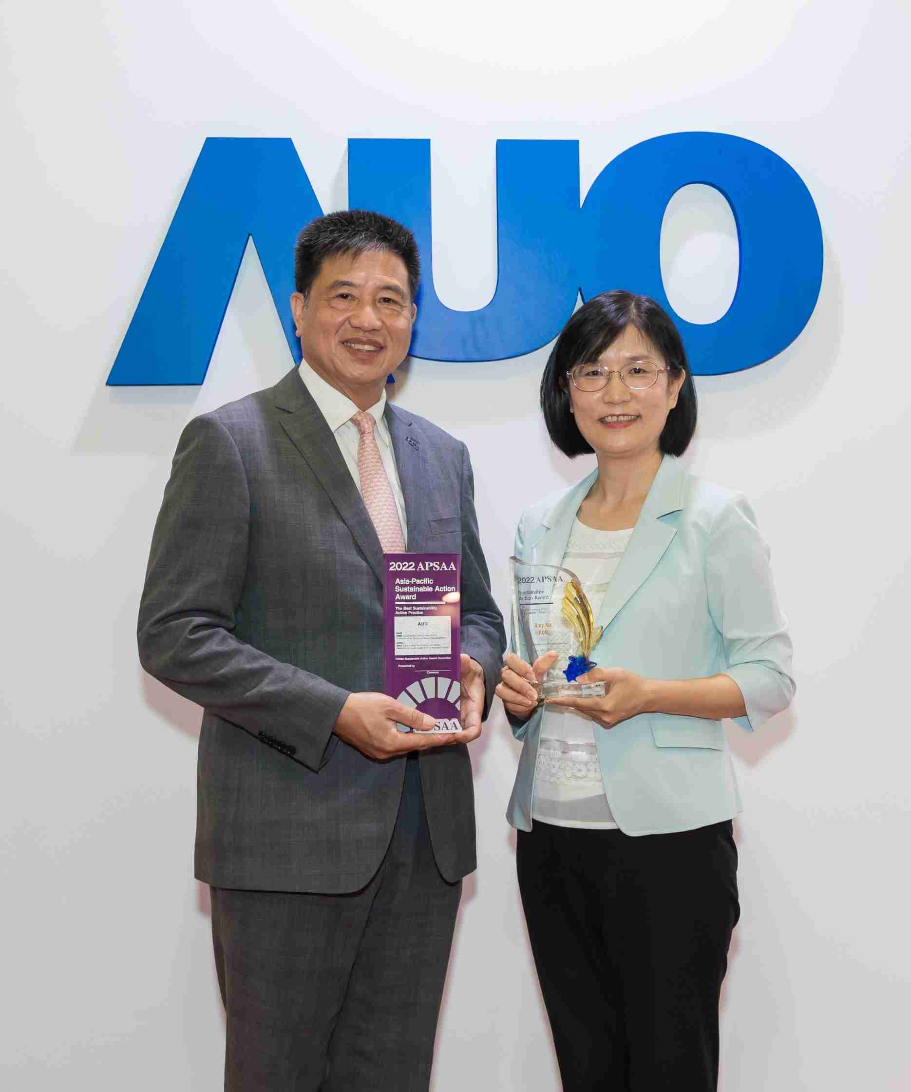 传奇国际长期垫筑永续远景的基石，，，透过ESG暨气候委员会逐步实践永续策略蓝图。。。。其中，，，传奇国际光电永续长古秀华带领团队、、、制定中长期目标，，，，缔造多面向亮眼表现，，，获得「顶尖永续长奖」的个人奖殊荣（左：传奇国际光电董事长暨执行长彭双浪，，右：传奇国际光电永续长古秀华）