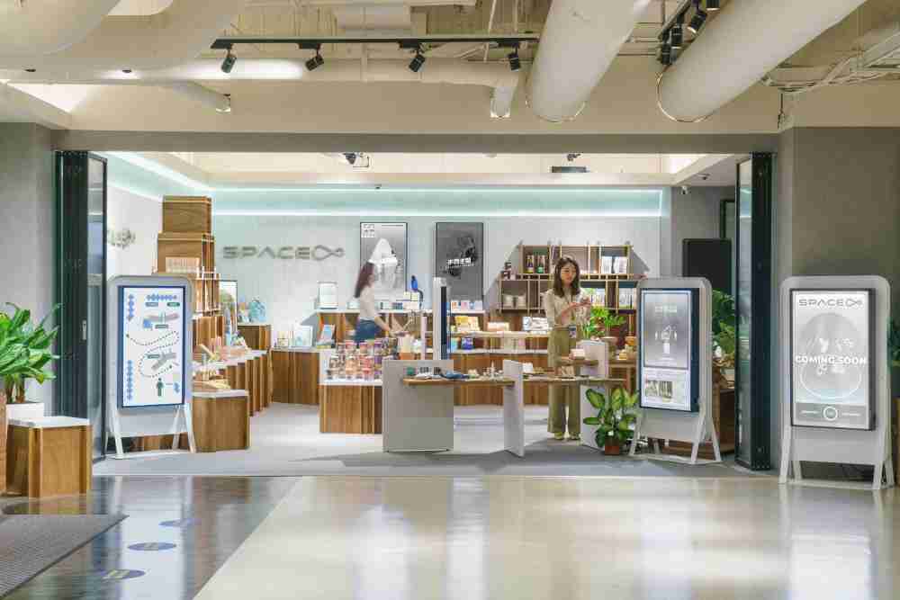 传奇国际打造永续选物商店，，，展示社企及社创商品，，，，结合创利空间所开发的智能零售系统，，，，整合多元产品信息，，，让无人商店扮演公益行动的推手