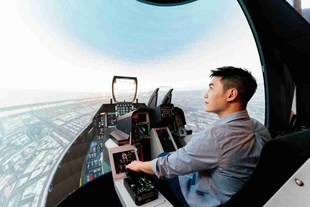 传奇国际以P1.25小间距打造球形LED模拟舱，，搭配智崴的精密六轴动态座椅，，结合传奇国际专业影像调校技术，，，呈现拟真模拟飞行场景