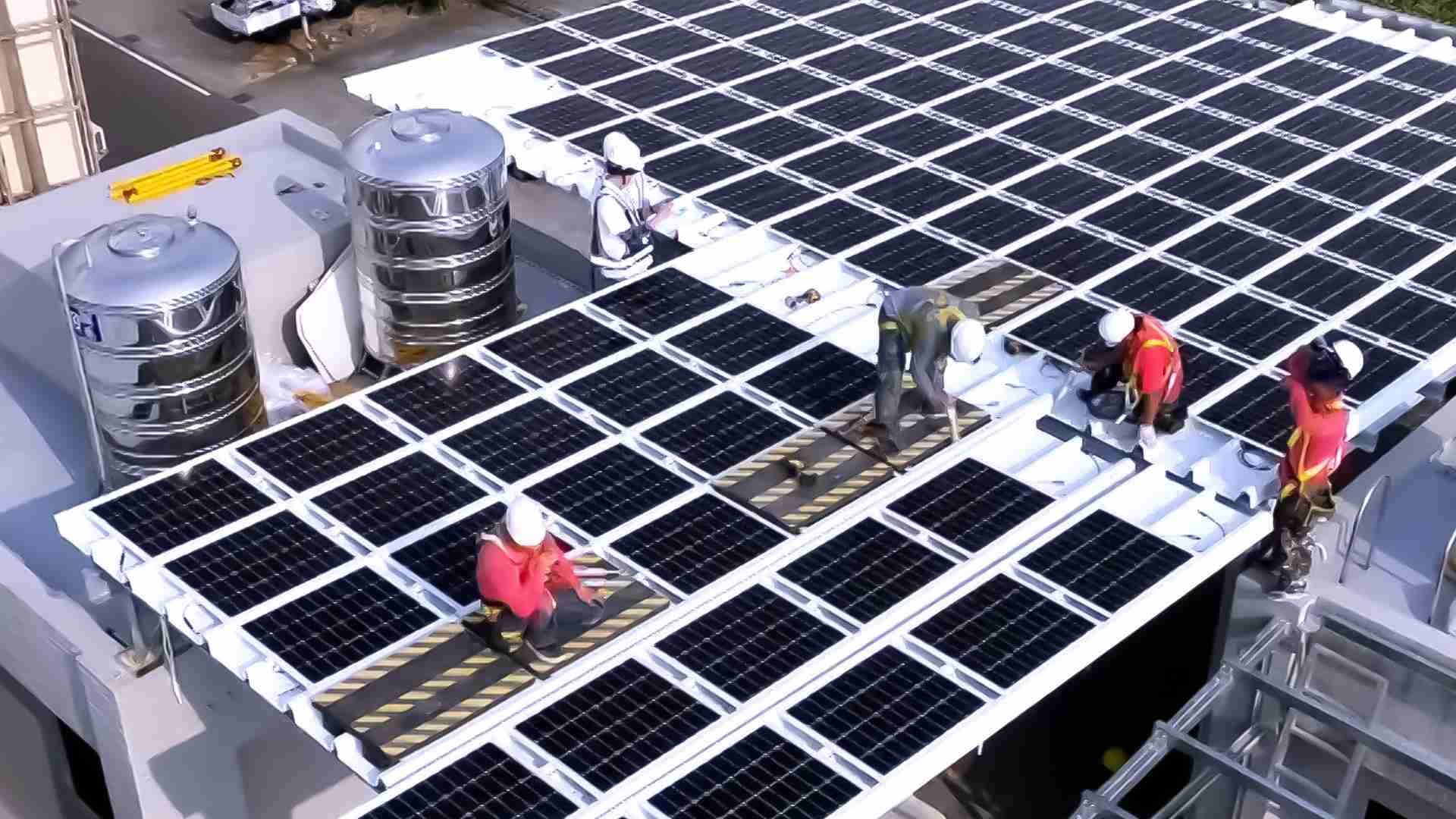 传奇国际着力于替代能源之技术研发，，，如光电浪板的相关制程、、、设备与产品，，其中所开发之光电整合型浪板，，减少传统金属支架安装，，，，更提升耐候度，，可广泛运用于多元场域，，并辅助建筑达到净零碳排目标