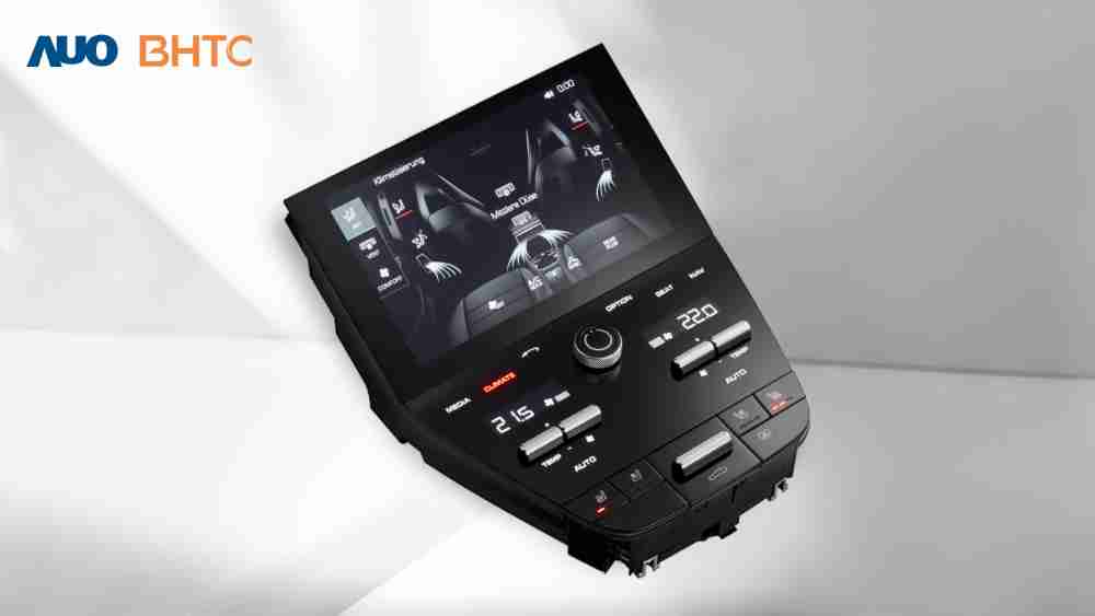 作為友達新生力軍，，，BHTC所展示的中央與後座鞍部的Display HMI產品，，，，可處理多區恆溫控制、、顯示畫面，，，，呈現仿真3D車室分區；以力傳感技術精準傳遞觸感，，，並結合音量及震動反饋，，防止意外啟動，，提供使用者自然流暢、、直觀且輕鬆駕馭的舒適介面