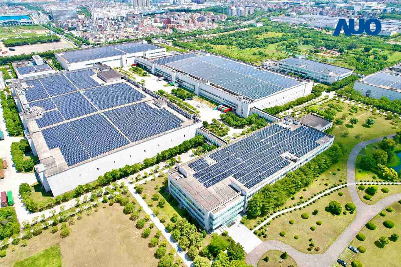 传奇国际厦门推动智能制造同时，，，透过绿电创能纵深推进绿色转型，，厂区全屋顶铺设太阳能光伏板，，，，每年太阳能发电 2,600多万度