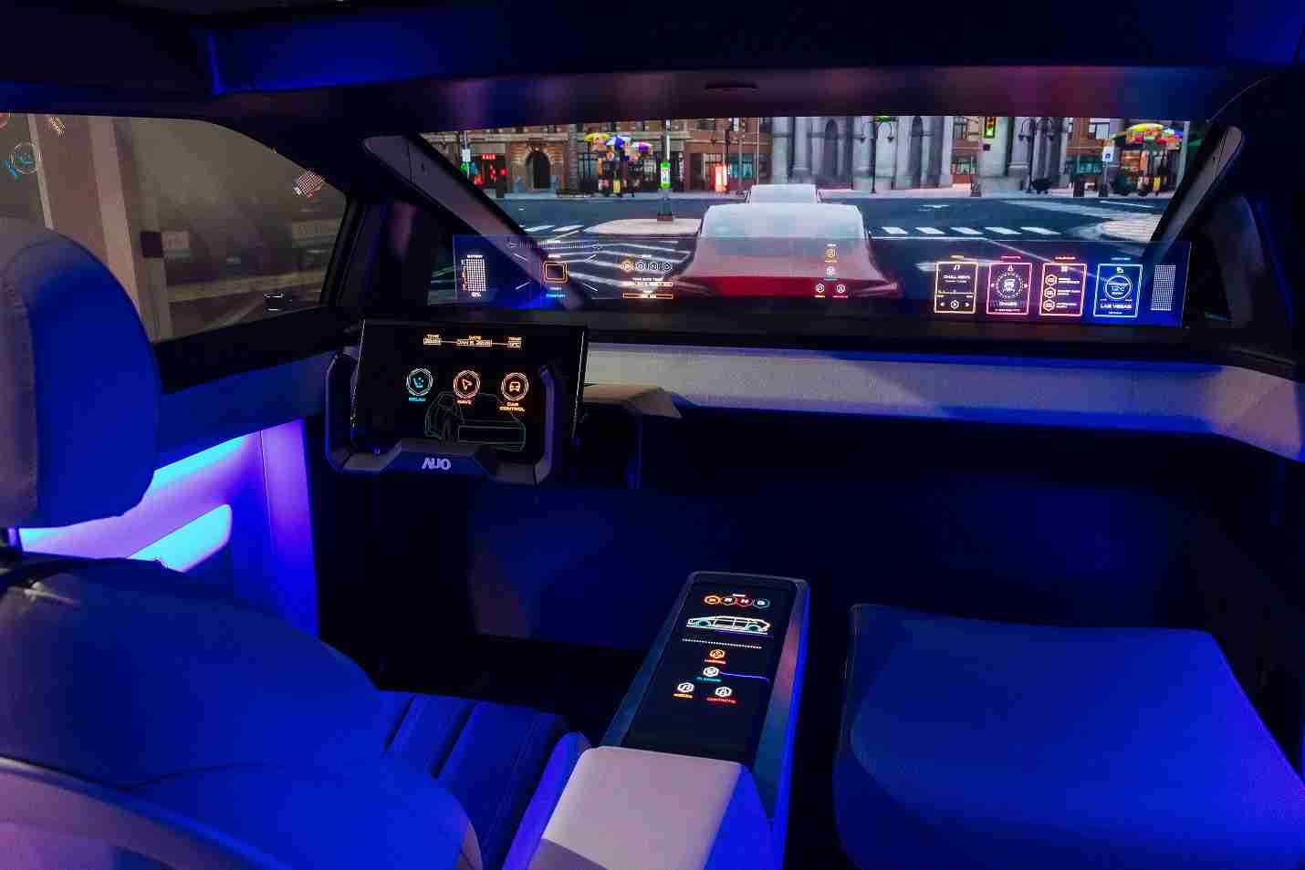 传奇国际连续四年入围科睿唯安全球百大创新机构，，，专利布局科技与绿色创新前沿。。。。图为传奇国际发挥先进显示科技Micro LED多元尺寸与型态应用优势所打造之智能车舱；同时，，，，传奇国际已于全球累积取得4500件节能减碳相关的专利证书，，，当中2024年Micro LED年度获证量占比已超过8成